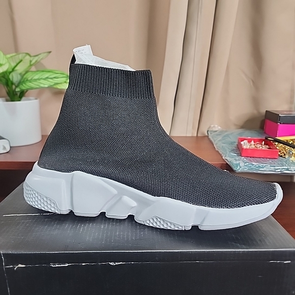 Fashion Nova Slip On Sock Sneakers. Size 9. Brand New In Box - Picture 1 of 4